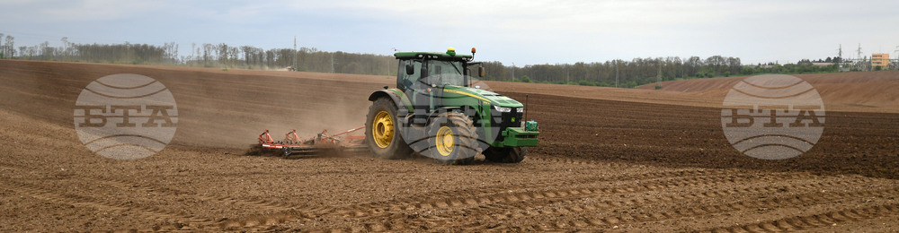 Исперих - работа на полето - предсеитбена подготовка