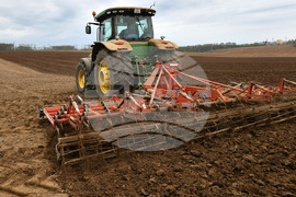 Исперих - работа на полето - предсеитбена подготовка