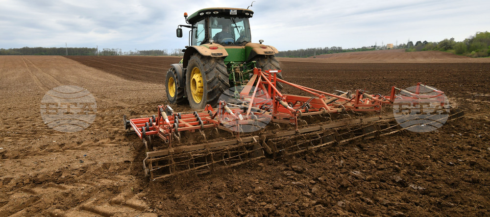 Исперих - работа на полето - предсеитбена подготовка