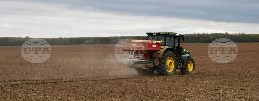 Исперих - работа на полето - предсеитбена подготовка