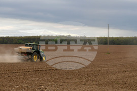 Исперих - работа на полето - предсеитбена подготовка