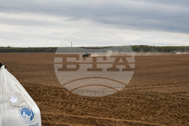 Исперих - работа на полето - предсеитбена подготовка