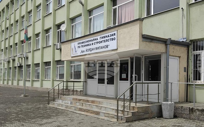 Сигнал по имейл за взривно устройство е получен в Гимназията по техника и строителство в Перник, по-късно са получени сигнали в още четири училища
