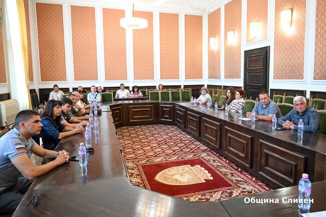 Правилата, мерките и препоръките за пожарна безопасност през предстоящия активен летен сезон бяха обсъдени в Община Сливен