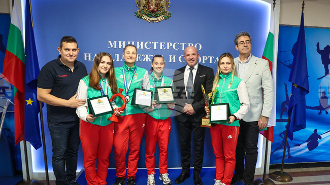 Министърът на младежта и спорта Енчо Керязов награди българските състезатели по фехтовка за успехите им на международната сцена