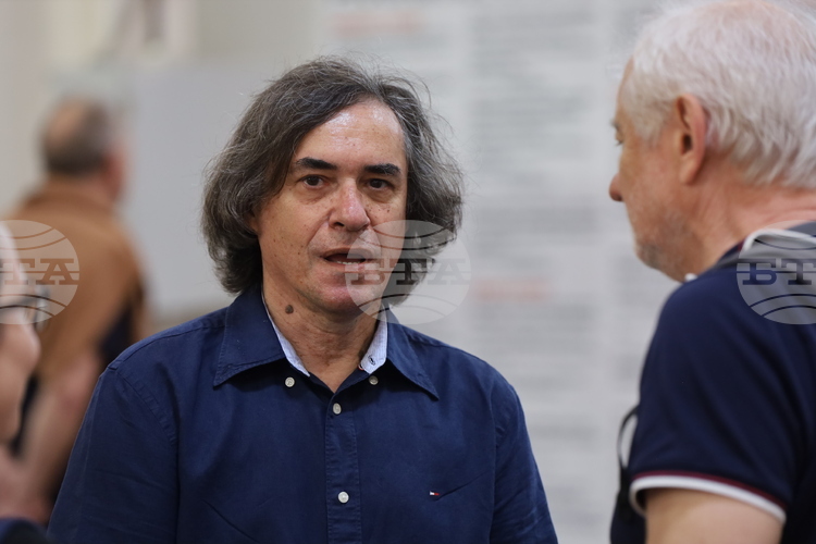 Best-Known Romanian Writer Cartarescu Visits Bulgaria's Bookfest Stand in Bucharest