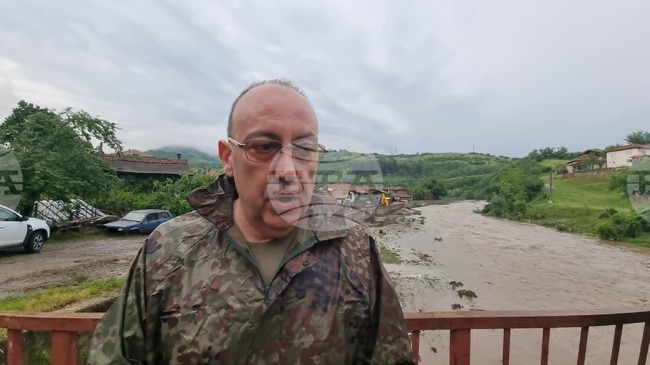 Около 30 къщи са наводнени в село Тича, няма бедстващи хора, каза областният управител на Сливен Михаил Кашеров