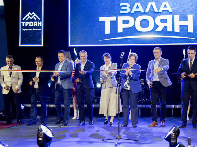 Заместник-министърът на младежта и спорта Юлия Тодорова откри новата спортна зала в Троян