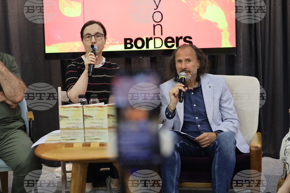 Румъния - Букурещ - Международен панаир на книгата - български щанд - поезия - Петър Чухов - книга „Между последния и първия трамвай“