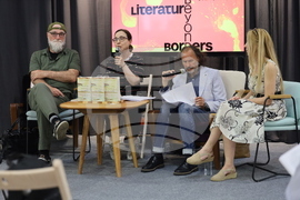 Румъния - Букурещ - Международен панаир на книгата - български щанд - поезия - Петър Чухов - книга „Между последния и първия трамвай“