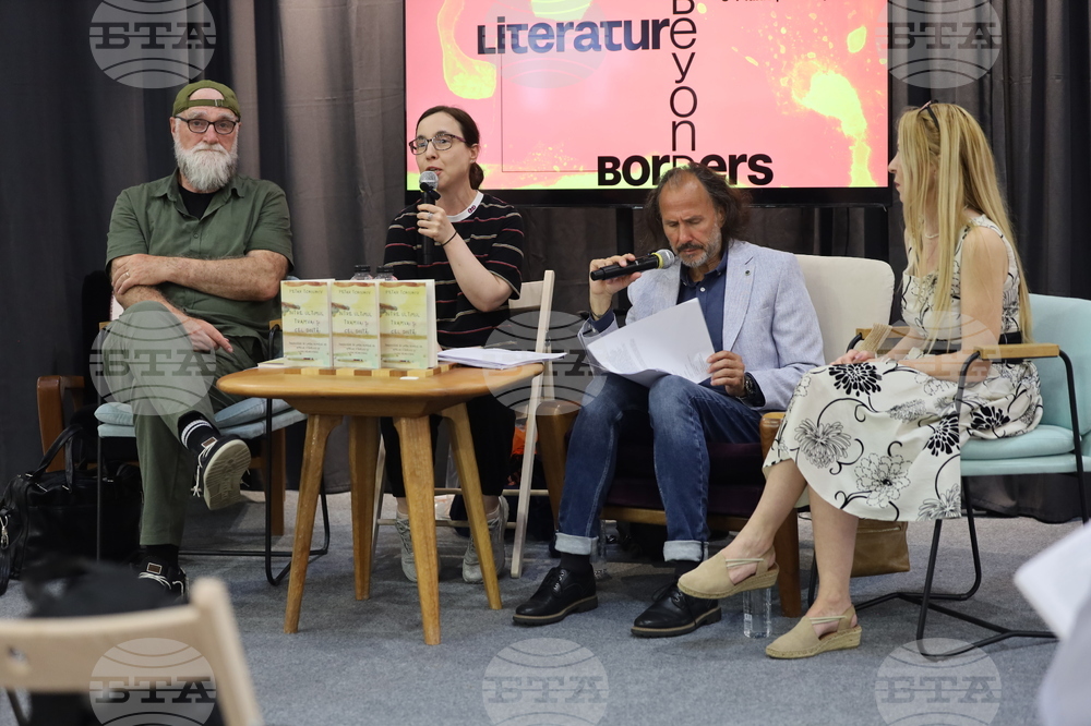 Румъния - Букурещ - Международен панаир на книгата - български щанд - поезия - Петър Чухов - книга „Между последния и първия трамвай“