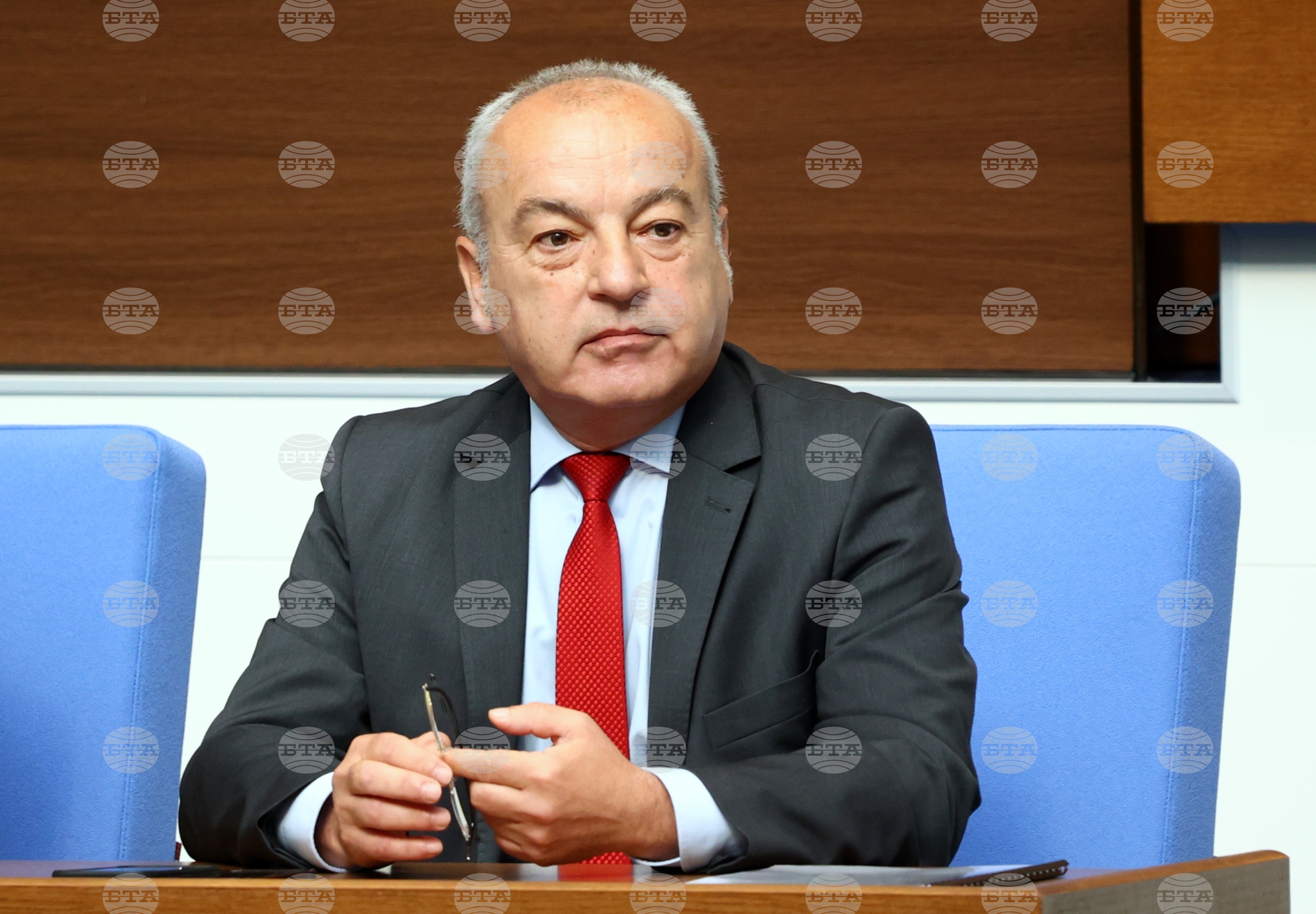 Вместо да вдигаме данъците, ще приложим дългосрочни мерки за свиване на бюджетния дефицит, посочи финансовият министър Гълъб Донев