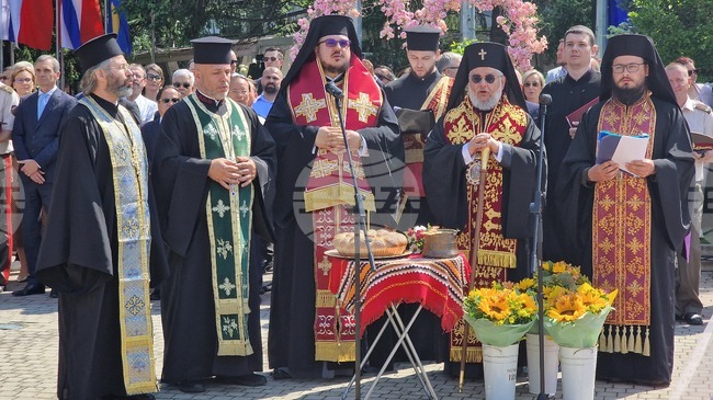 Днес сърцето на България бие в Розовата долина, заяви Старозагорският митрополит Киприан в словото си по повод празника в Казанлък