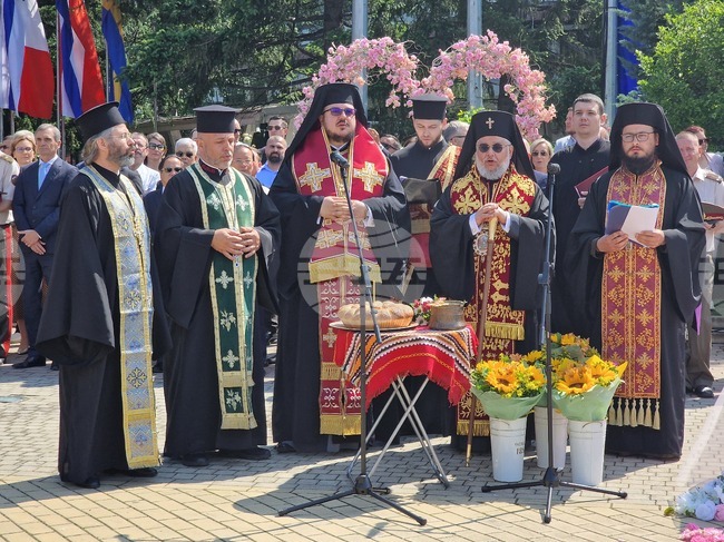 Днес сърцето на България бие в Розовата долина, заяви Старозагорският митрополит Киприан в словото си по повод празника в Казанлък