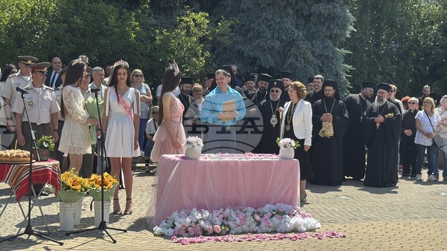 На Празника на Казанлък кметът Галина Стоянова връчи грамоти и стипендии на млади лекари от местната болница