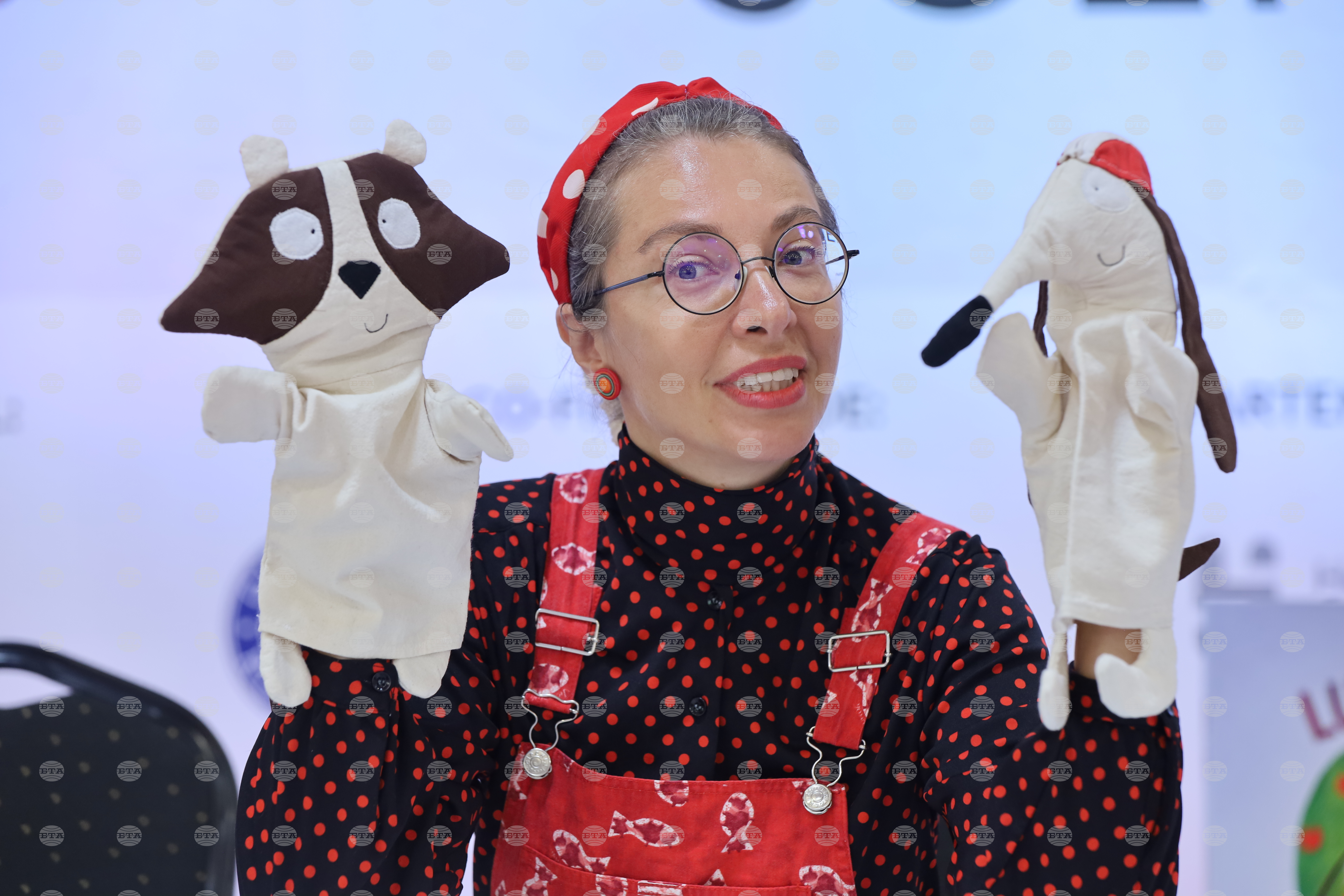 Българската писателка на детска литература Петя Кокудева поздрави на румънски език публиката на Международния панаир на книгата в Букурещ