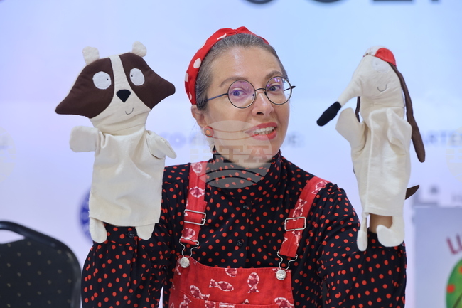 Българската писателка на детска литература Петя Кокудева поздрави на румънски език публиката на Международния панаир на книгата в Букурещ