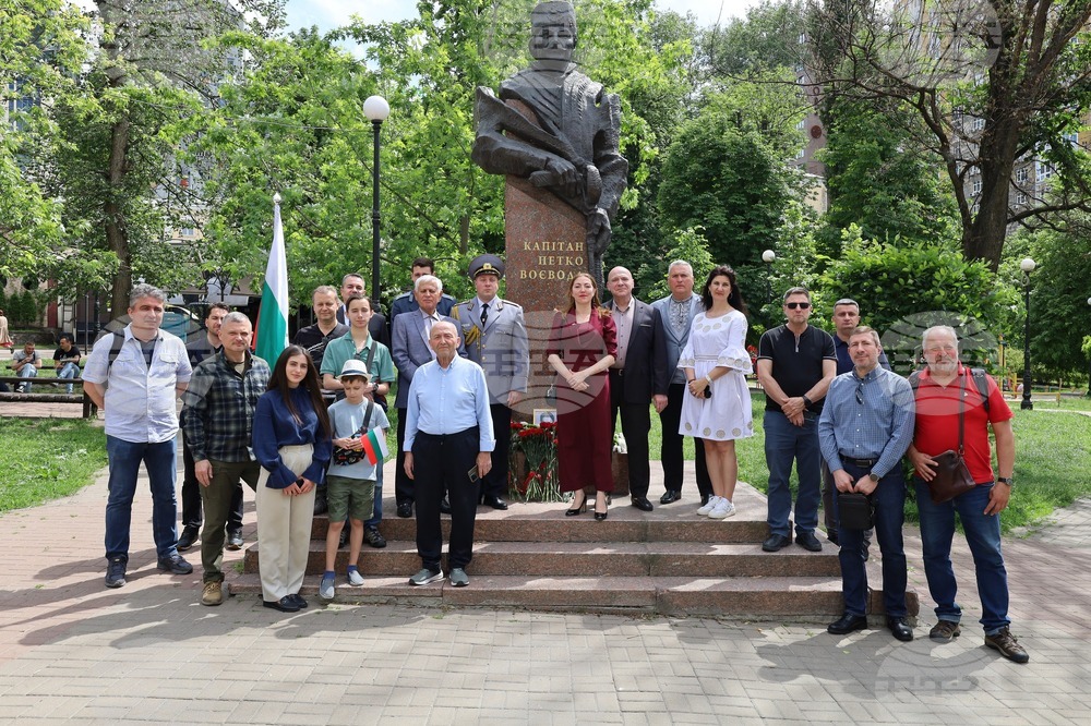 В украинската столица почетоха паметта на Христо Ботев и всички загинали за свободата на България пред паметника на капитан Петко воевода