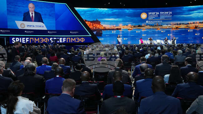 Путин разкритикува западните санкции като вредни за световната икономика на икономическия форум в Санкт Петербург