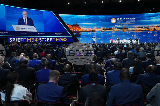 Путин разкритикува западните санкции като вредни за световната икономика на икономическия форум в Санкт Петербург