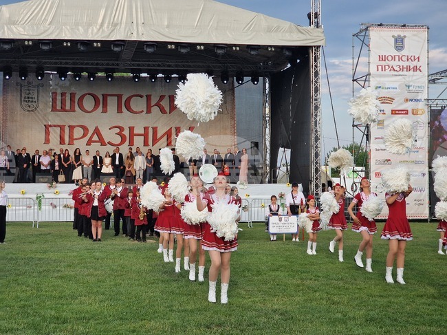 С традиционно шествие в Елин Пелин официално бе открит „Шопски празник 2026“