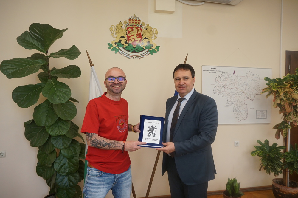 Областният управител на област Хасково Красимир Ангелов връчи най-високото отличие – Почетен плакет на областния управител, на общинския съветник от ОбС-Хасково Георги Пеев