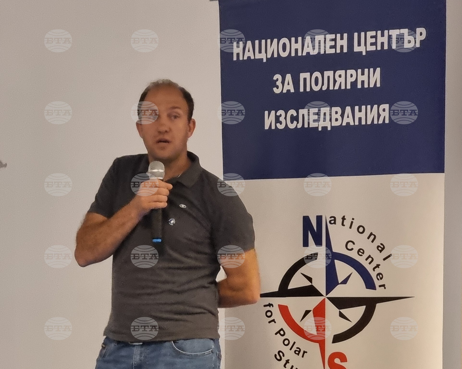 От един фургон България вече има град на Антарктида, каза Камен Недков, ръководител на базата на остров Ливингстън