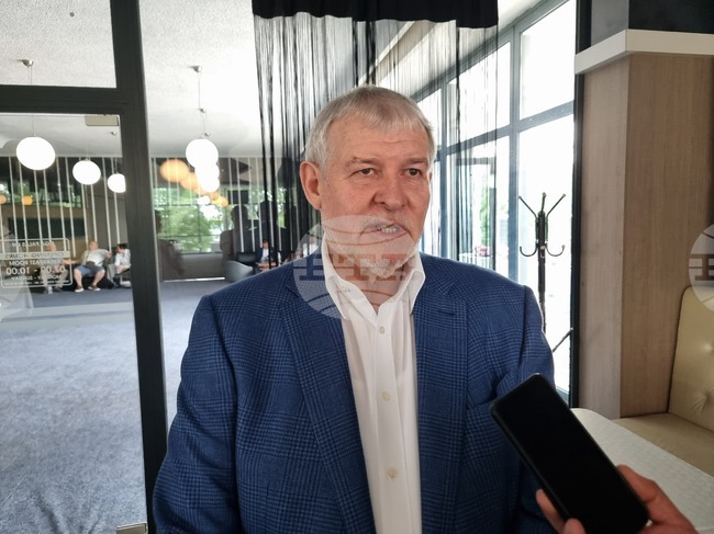 Първите стъпки на правителството са леко колебливи, каза председателят на СДС Румен Христов