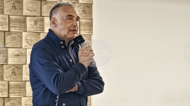 Лидерите не трябва да плуват срещу течението на обществените процеси, каза Антон Кутев на форум, организиран от ВУТП в Синеморец