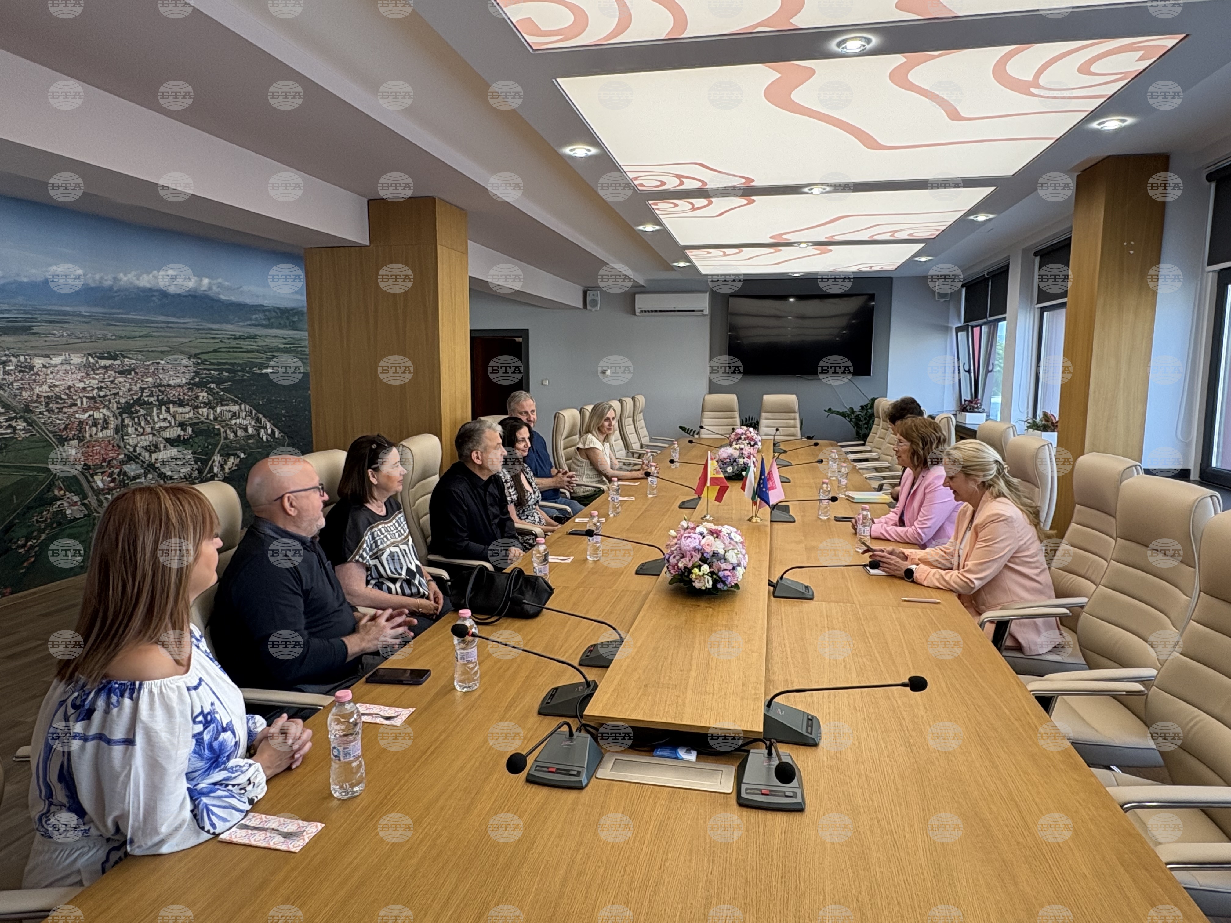 Възможности за сътрудничество обсъдиха общинското ръководство на Казанлък и делегация от испанския град Хатива