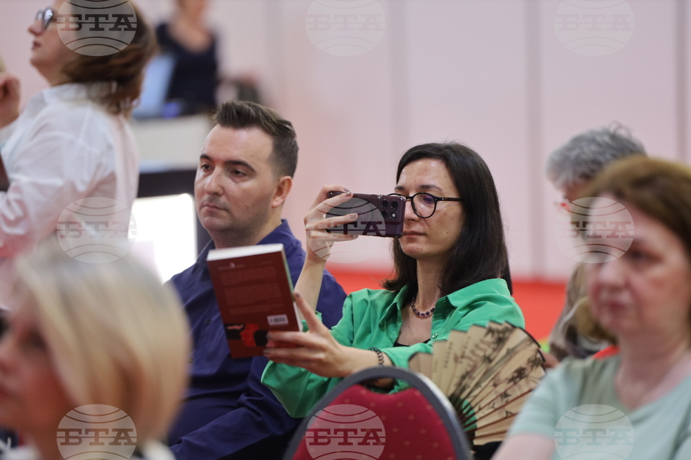 Румъния - Международен панаир на книгата „Букфест“ - писатели - разговор