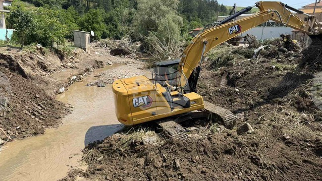 В село Медовец, Варненска област, започна разчистване на дерето, затлачено от силните дъждове