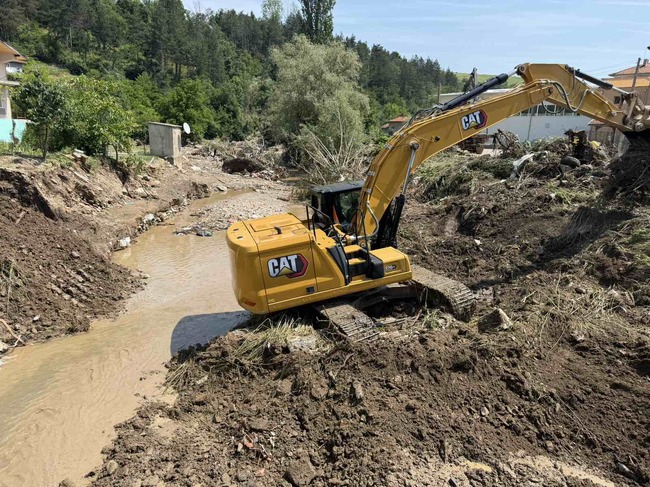 В село Медовец, Варненска област, започна разчистване на дерето, затлачено от силните дъждове