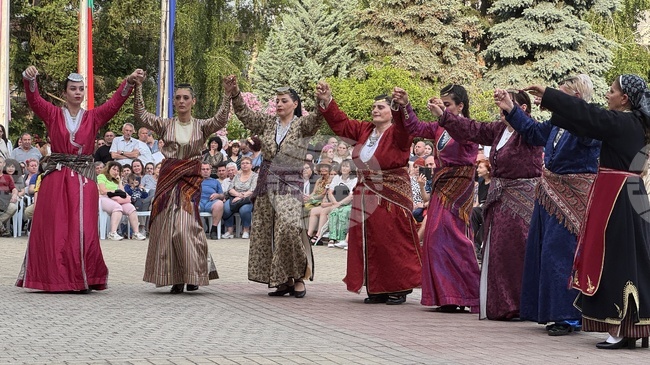 С изпълнения на фолклорни групи от страната и чужбина започна днешната музикална програма на централния площад в Казанлък
