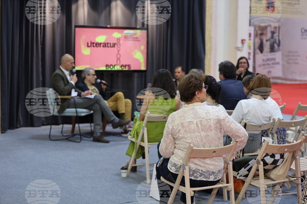 Румъния - Международен панаир на книгата „Букфест“ - писатели - разговор