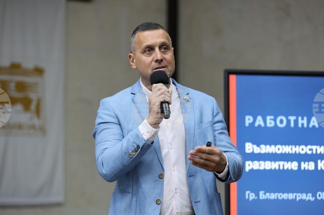 Парите на хората трябва да остават там, където живеят самите данъкоплатци, каза кметът на община Елин Пелин Ивайло Симеонов в Благоевград