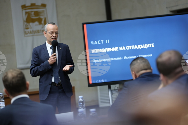 Управлението на отпадъците вече не е само екологичен проблем, а въпрос на финансова устойчивост на местната власт, каза кметът на Благоевград Методи Байкушев