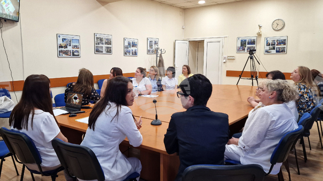 Дискусия за популяризиране на приемната грижа събра представители на институции и приемни родители в пресклуба на БТА в Шумен
