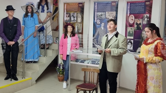 Гостуваща изложба в Държавен архив - Перник показва как се е променяла модата в продължение на век