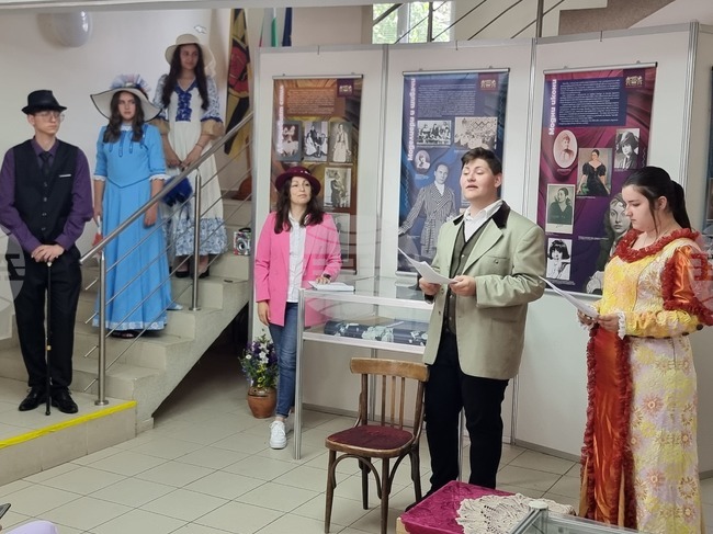 Гостуваща изложба в Държавен архив - Перник показва как се е променяла модата в продължение на век
