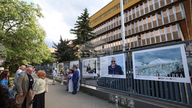 Антарктика влезе в живота ми със звука на падащ ледник в кристалната тишина на океана, каза Марина Великова за изложбата „Ехо от Антарктика“ 