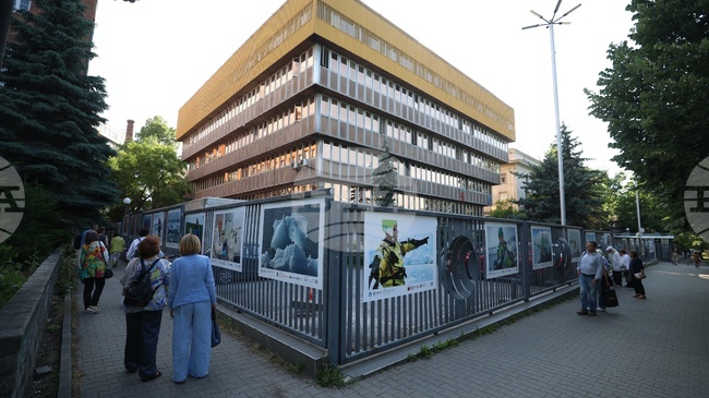 Фотоизложбата „Ехо от Антарктика“ на Марина Великова бе открита пред сградата на Българското национално радио 