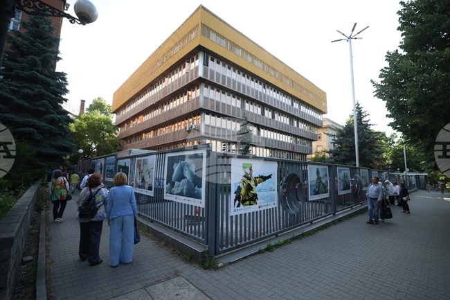 Фотоизложбата „Ехо от Антарктика“ на Марина Великова бе открита пред сградата на Българското национално радио 