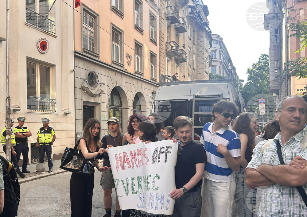 Албанско посолство - граждани - демонстрация срещу застрояването на защитените зони до Вьоса на южното албанско крайбрежие