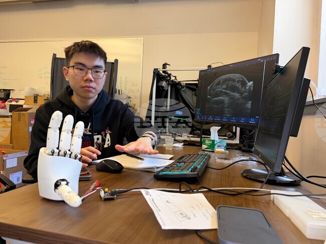 AI Robot Hands Wristband