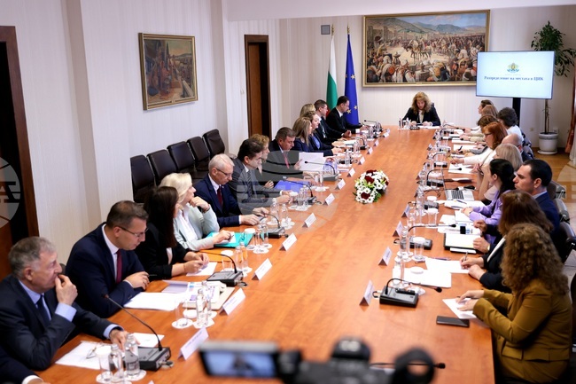 При партии с равни остатъци, предимство има по-малката парламентарна група, каза проф. Ивелина Димитрова на консултации при президента