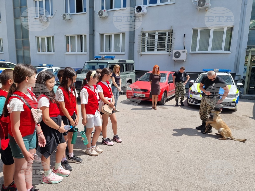 С демонстрации на полицейски кучета приключи обучението на участници в програмата „Детско полицейско управление“ в Перник 