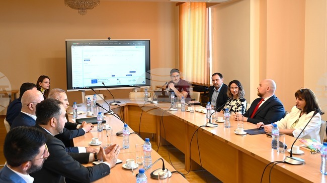 Социалният министър се запозна с напредъка по изграждането на Националната виртуална платформа за обучения, която дава възможност за обучение онлайн