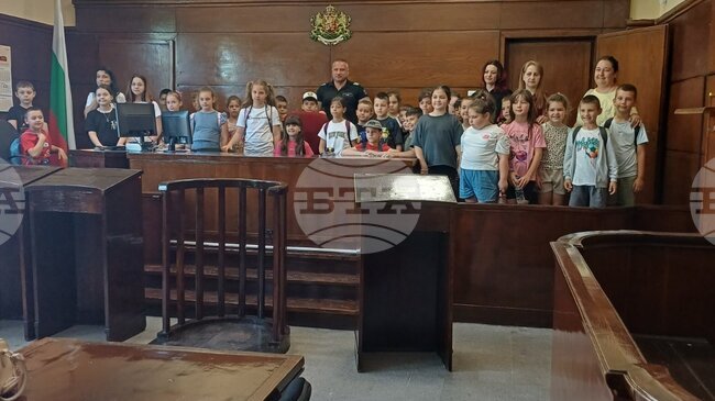 Ученици от Второ основно училище „Константин Фотинов“ се запознаха с дейността на Районен съд – Лом