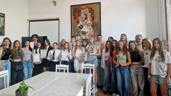 Поредните отличия показват, че в Езиковата гимназия в Разград учат талантливи ученици и работят всеотдайни преподаватели, каза директорът Ивелина Христова